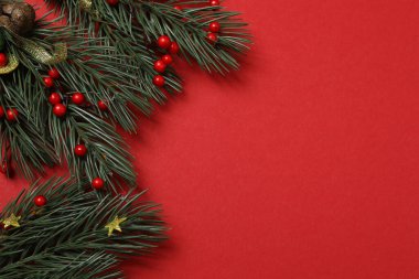 Hediye kutusu ıvır zıvırı üst görünümü, köknar dalı, kırmızı arkaplan, metin için boşluk