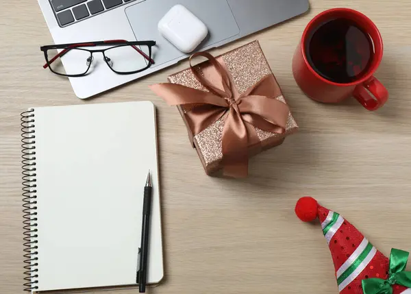 Noel süsleri ve hafif ahşap arka planda hediyeler