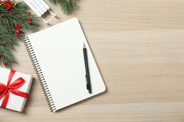 Noel süsleri ve hafif ahşap arka planda hediyeler