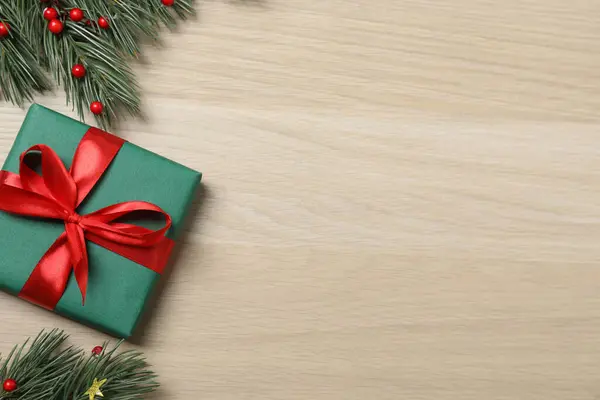 Noel süsleri ve hafif ahşap arka planda hediyeler