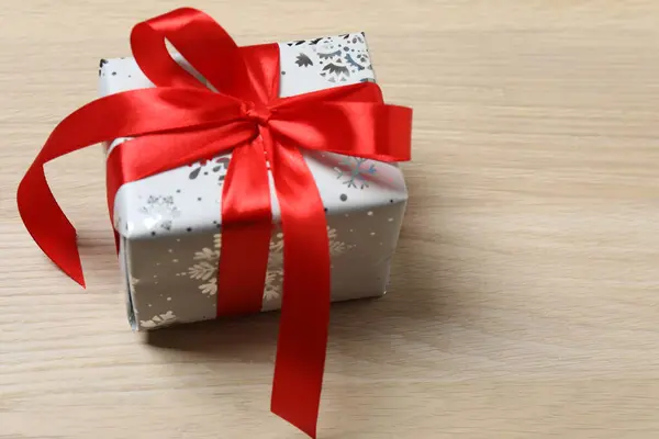 Noel süsleri ve hafif ahşap arka planda hediyeler