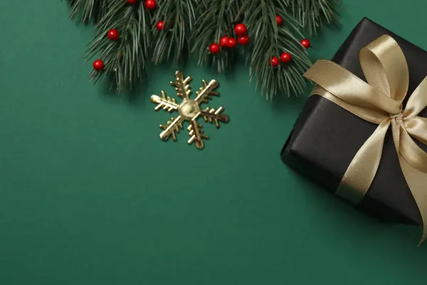 Parlak Noel süslemeleri ve klasik yeşil arka planda hediyeler