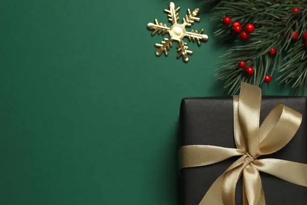 Parlak Noel süslemeleri ve klasik yeşil arka planda hediyeler