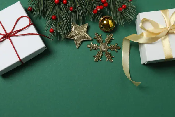 Parlak Noel süslemeleri ve klasik yeşil arka planda hediyeler