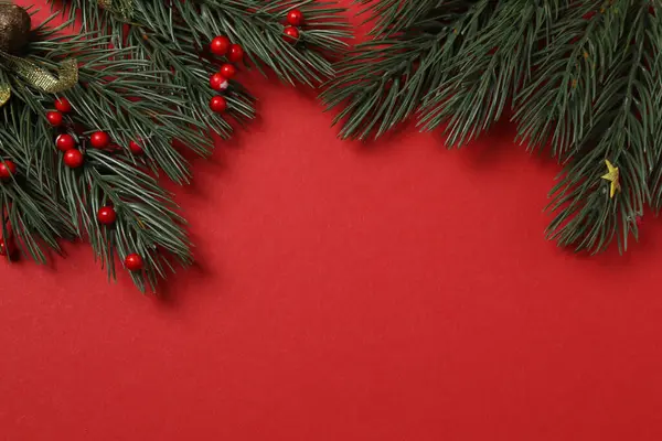 Hediye kutusu ıvır zıvırı üst görünümü, köknar dalı, kırmızı arkaplan, metin için boşluk