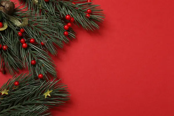 Hediye kutusu ıvır zıvırı üst görünümü, köknar dalı, kırmızı arkaplan, metin için boşluk