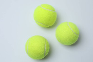 Beyaz arka planda tenis topu olan tenis topları