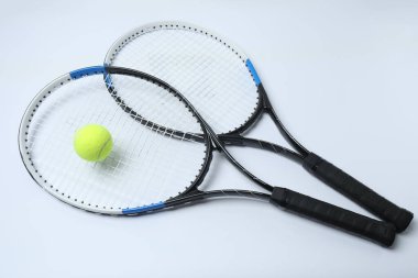 Beyaz arka planda tenis raketi ve top