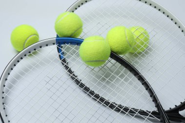 Beyaz arka planda tenis raketi ve top