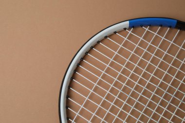 Tenis raketi, spor şişesi ve top bej arka planda