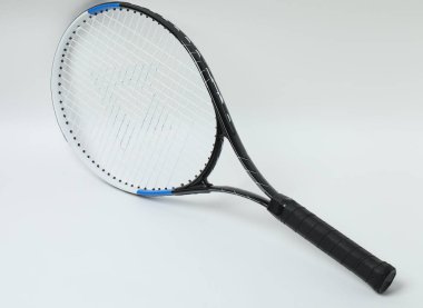 Beyaz arka planda tenis raketi ve top