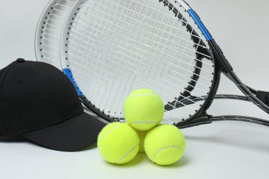 Beyaz arka planda tenis raketi ve top