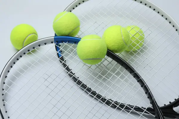 Beyaz arka planda tenis raketi ve top