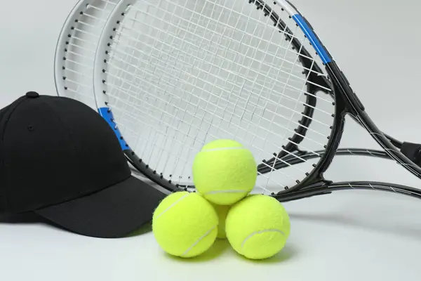 Beyaz arka planda tenis raketi ve top