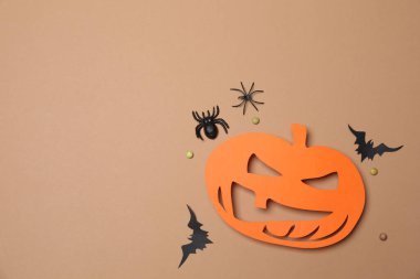 Portakal kabaklı Cadılar Bayramı, siyah yarasalar, bej arka planda sonbahar yaprakları