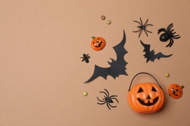 Portakal kabaklı Cadılar Bayramı, siyah yarasalar, bej arka planda sonbahar yaprakları