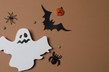 Portakal kabaklı Cadılar Bayramı, siyah yarasalar, bej arka planda sonbahar yaprakları