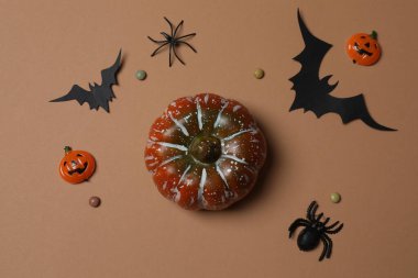 Portakal kabaklı Cadılar Bayramı, siyah yarasalar, bej arka planda sonbahar yaprakları