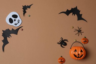 Portakal kabaklı Cadılar Bayramı, siyah yarasalar, bej arka planda sonbahar yaprakları