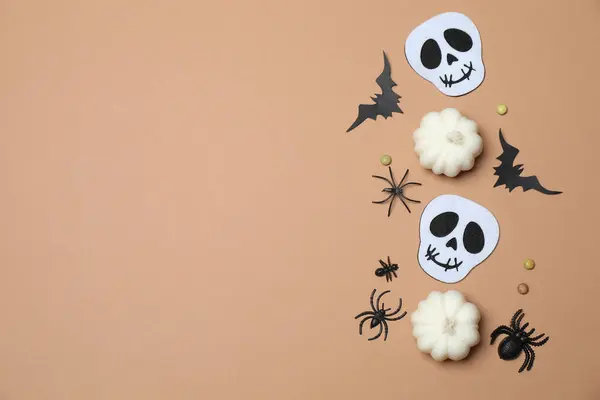 Portakal kabaklı Cadılar Bayramı, siyah yarasalar, bej arka planda sonbahar yaprakları