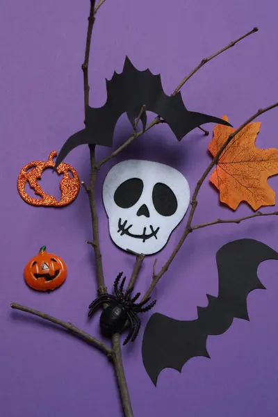 Portakal kabaklarıyla Cadılar Bayramı, siyah yarasalar, mor arka planda sonbahar yaprakları