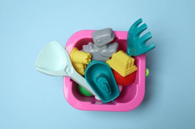 Mavi arka planda çocuk oyuncakları