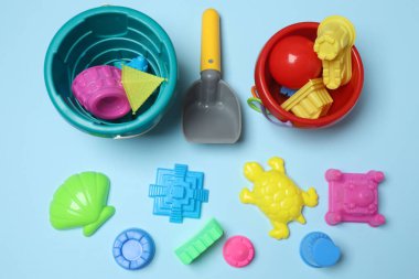 Mavi arka planda çocuk oyuncakları