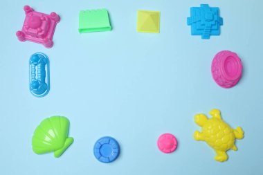 Mavi arka planda çocuk oyuncakları