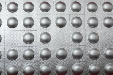 Gümüş arkaplanda gümüş metal küreler