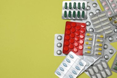 Kabarcıklar tabletlerle, tabletlerle, sarı arka planda