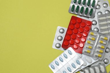 Kabarcıklar tabletlerle, tabletlerle, sarı arka planda