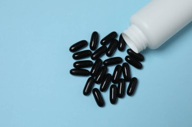 Mavi arkaplanda gevşek haplar