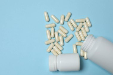 Mavi arkaplanda gevşek haplar