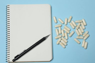 Tablet, tablet, reçeteli defter, mavi arkaplanda metin için boşluk