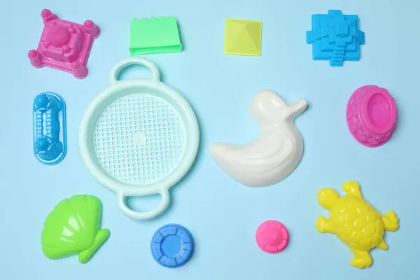 Mavi arka planda çocuk oyuncakları