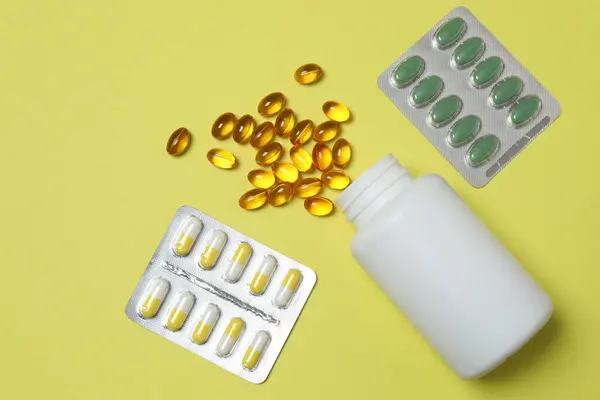 Tabletler sarı arka plana saçılmış.