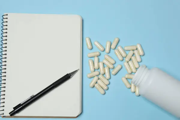 Tablet, tablet, reçeteli defter, mavi arkaplanda metin için boşluk