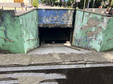 Şehirdeki terk edilmiş eski bina.