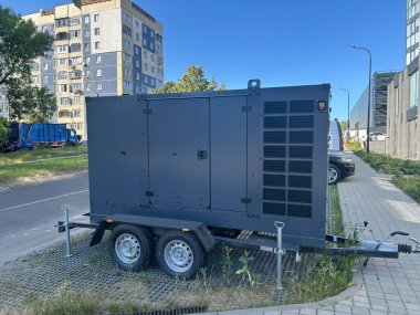 Binanın önünde taşımacılık için elektrikli kamyon.