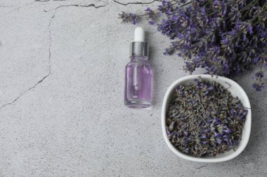 Lavanta yağı şişeleri, mermer arka planda lavanta.