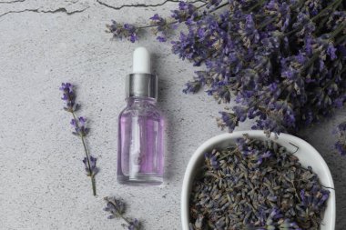 Lavanta yağı şişeleri, mermer arka planda lavanta.