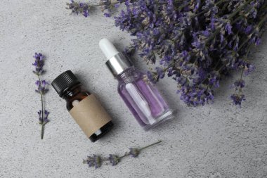 Lavanta yağı şişeleri, mermer arka planda lavanta.