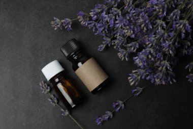 Lavanta yağlı şişeler, siyah mermer kaplama lavantalar.