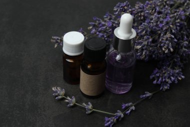 Lavanta yağlı şişeler, siyah mermer kaplama lavantalar.