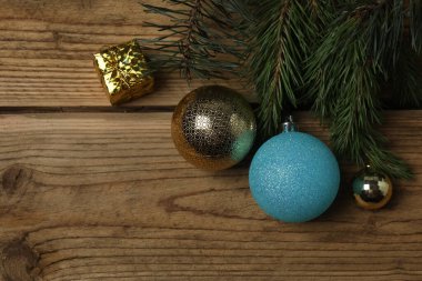 Hediye kutuları, yeni yıl oyuncakları, tahta arka planda yeni yıl ağacı.