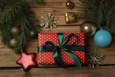 Hediye kutuları, yeni yıl oyuncakları, tahta arka planda yeni yıl ağacı.