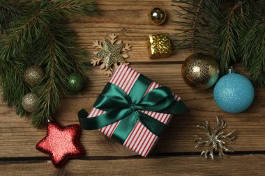 Hediye kutuları, yeni yıl oyuncakları, tahta arka planda yeni yıl ağacı.