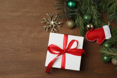 Hediye kutuları, yeni yıl oyuncakları, tahta arka planda yeni yıl ağacı.