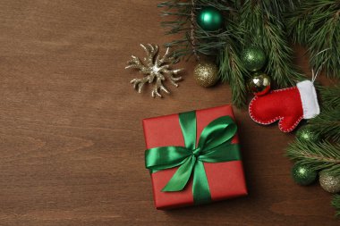 Hediye kutuları, yeni yıl oyuncakları, tahta arka planda yeni yıl ağacı.