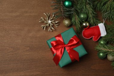 Hediye kutuları, yeni yıl oyuncakları, tahta arka planda yeni yıl ağacı.